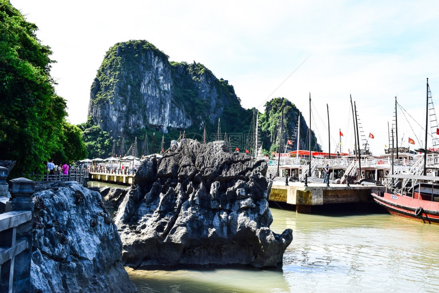 越南河隆湾附近ThienCung山洞的海湾图片