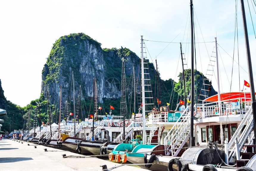 越南河隆湾附近ThienCung山洞的海湾图片