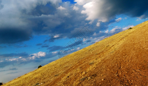 贫富分化山地的分化和云层天空自然构成背景