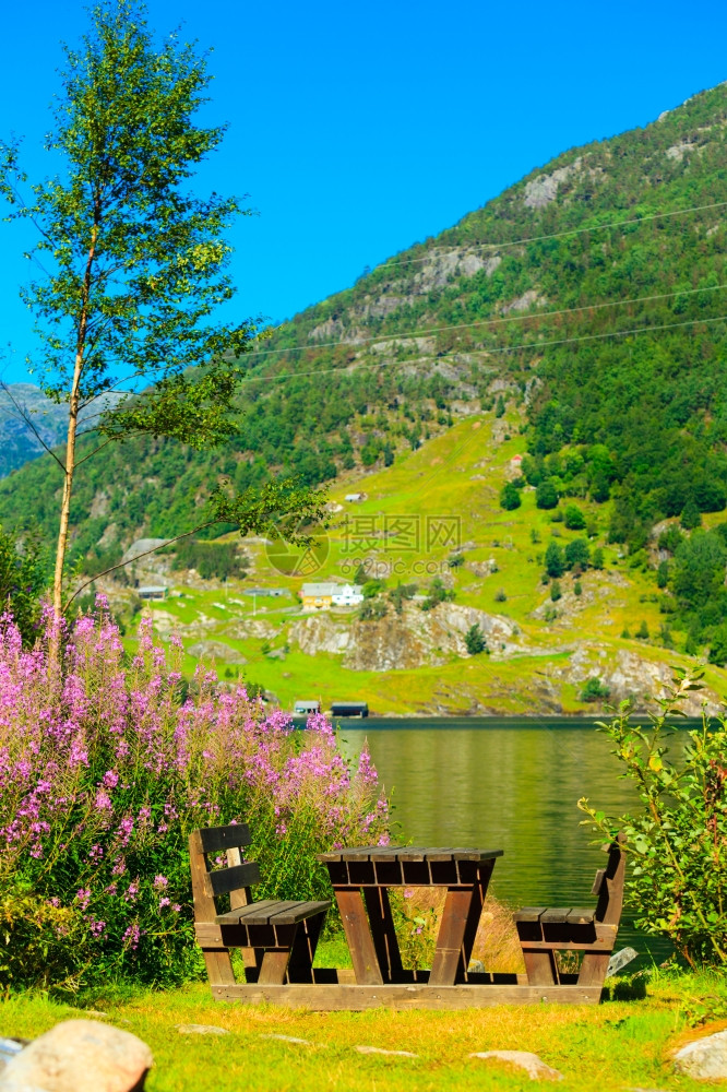 在挪威欧洲湖附近有木制桌椅和长图片