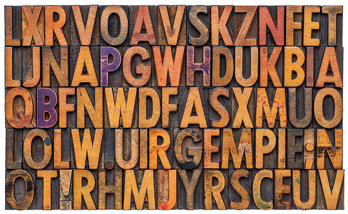 白色上隔离的文字印刷木型打块字母和标点的随机字母和标点图片