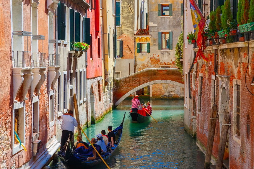 在意大利威尼斯的平面狭窄运河上图片