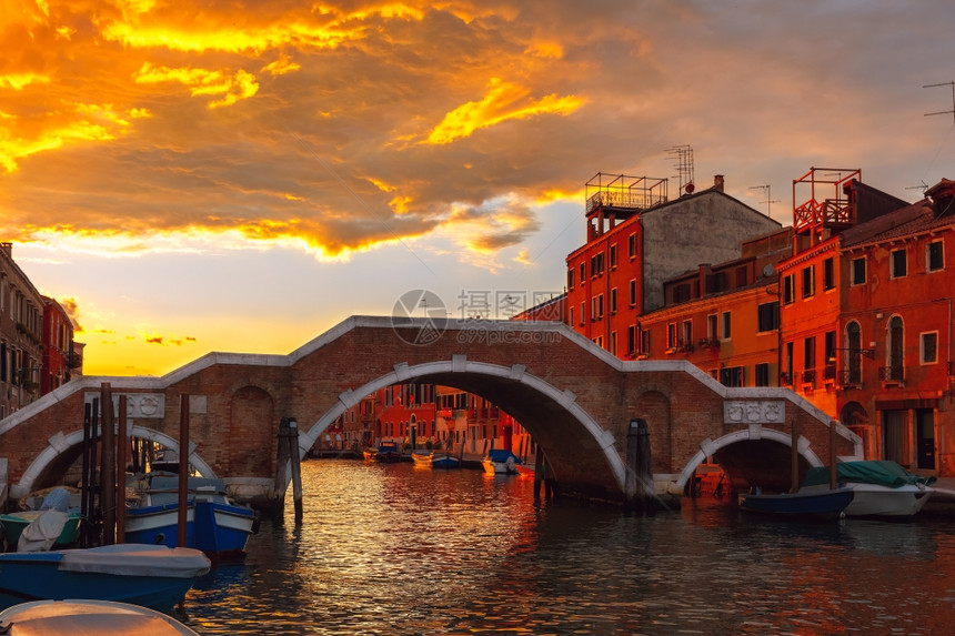 意大利威尼斯运河Cannaregio和BrigdePontedeiTreArchi的Grandiose日落图片