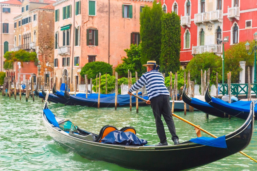 在意大利威尼斯Gondolier带蓝丝和典型条纹单帽的Gondolas在CanalGrande上的图片有选择地关注Gondoli图片