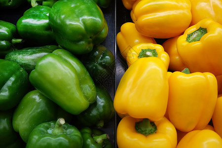 紫外辉石在农民市场展示绿色和黄胡椒背景