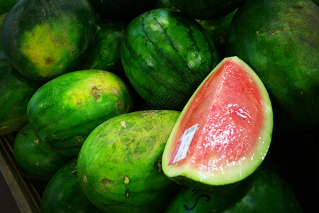 市场上出售的果汁绿色西瓜图片