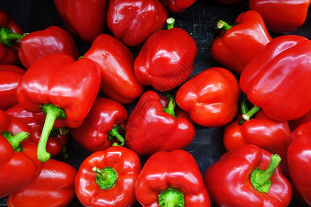 在农民市场上展示红铃胡椒图片