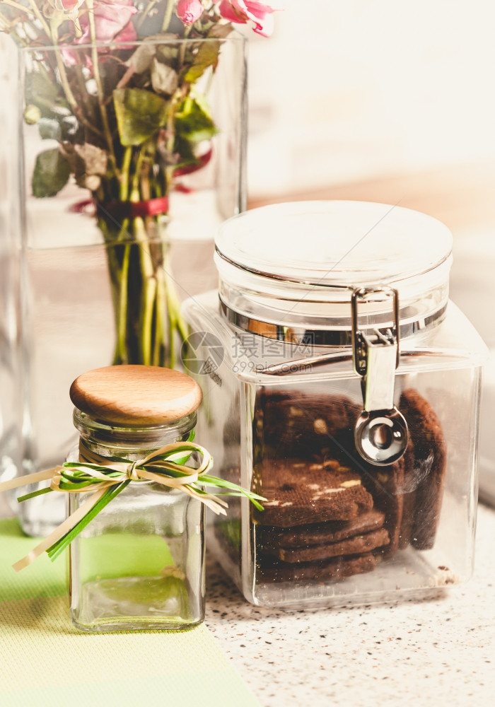 厨房桌上玻璃罐中巧克力饼干贴合照片图片