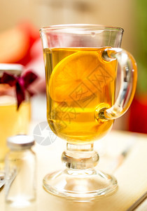 热黑茶和透明玻璃柠檬的近照图片
