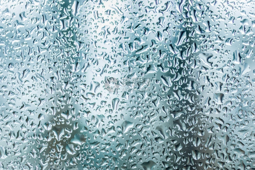 雨天水滴覆盖玻璃的宏观质图片