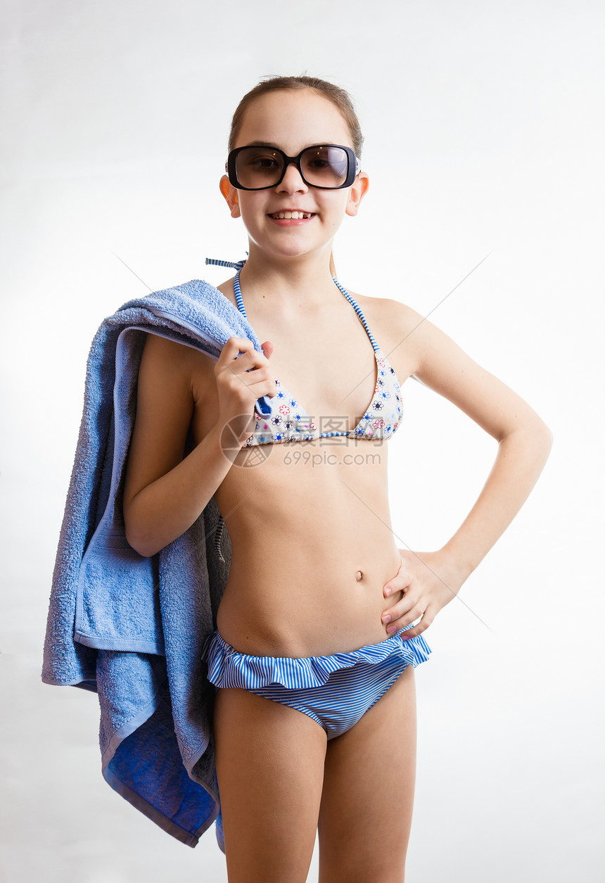 戴着墨镜穿着泳衣的快乐女孩图片