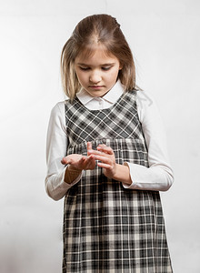 可爱的小女孩肖像用白种背景来计算手指图片
