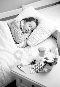 家里睡在床上的小生病女孩黑白画像图片