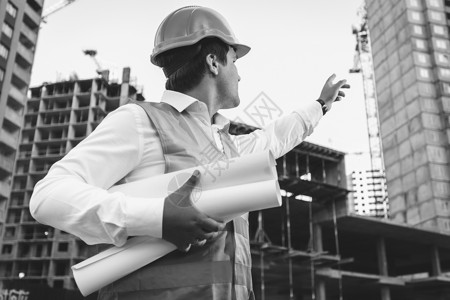 全民造家工程师的黑色和白特贴照片附有蓝图检查建筑工地的造情况背景