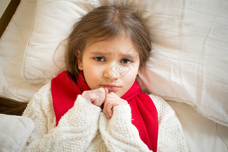 躺在床上的感冒小女孩近视肖像图片