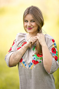 穿着乌克兰服装的女人图片