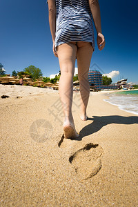 在沙滩留下脚印的妇女近距离拍摄图片
