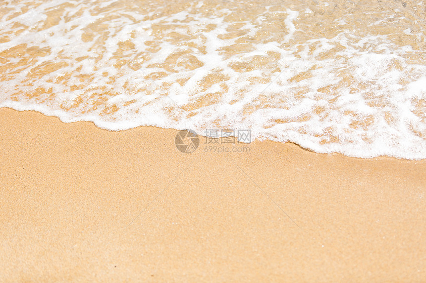 海浪在沙滩上滚的近距离拍摄图片
