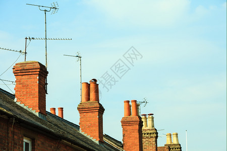在典型的英语城市蓝天房屋顶和砖烟囱图片