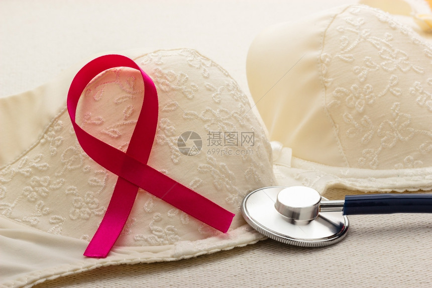 保健医药和乳腺癌认识概念在女胸罩上缝合粉色丝带和听诊器图片