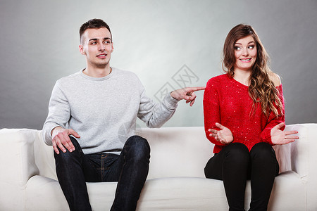 第一次约会迷人的女孩和帅哥约会聊天男人摸女和男坐在沙发上图片