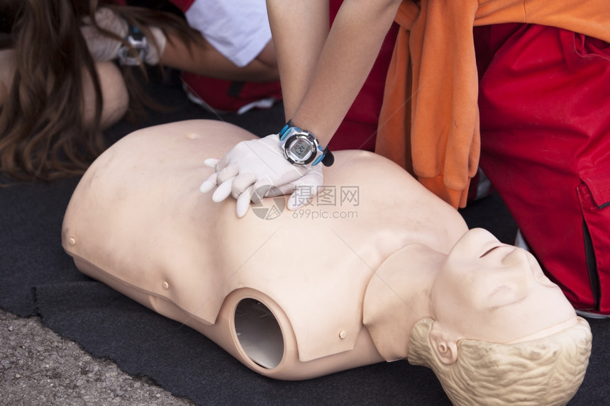 CPR心肺复苏图片