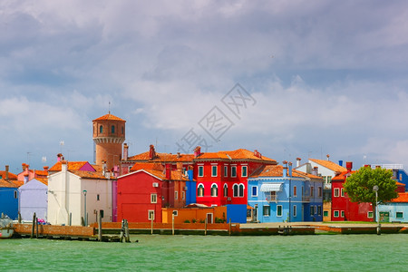 彩船在著名的布拉诺岛上建有多姿彩的房屋和塔台从大海看望意利威尼斯背景