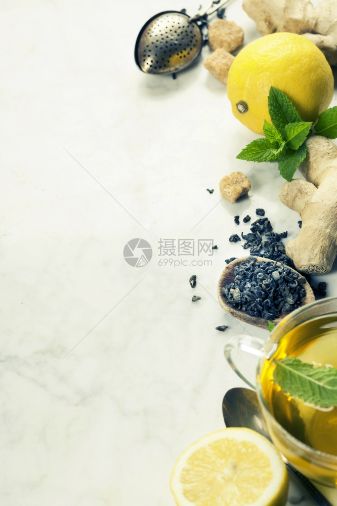 大理石背景上含薄荷姜和柠檬的茶图片
