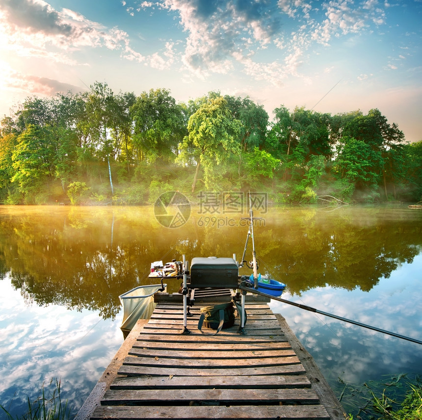 早上在平静的河钓鱼图片