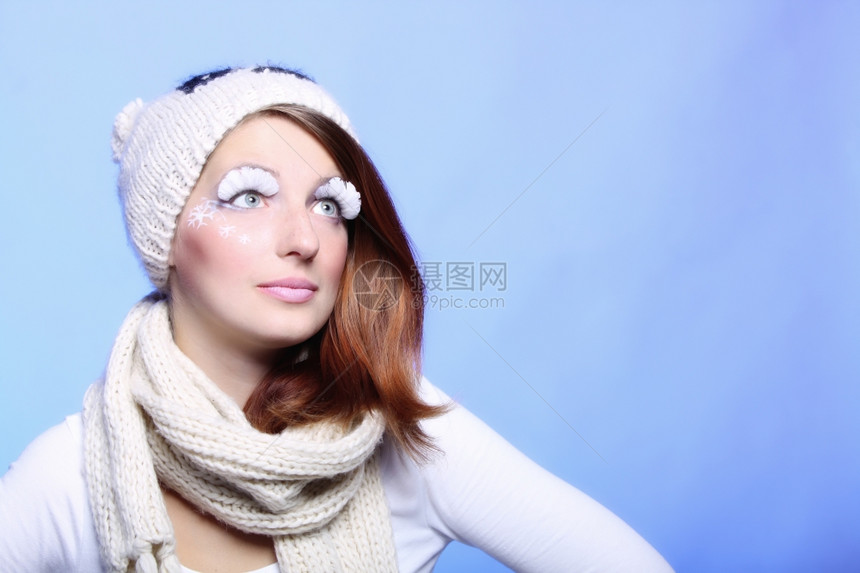 穿着温暖衣服的时装美女冬装穿着温暖衣服的时装尚的创意编造假长白眼图片