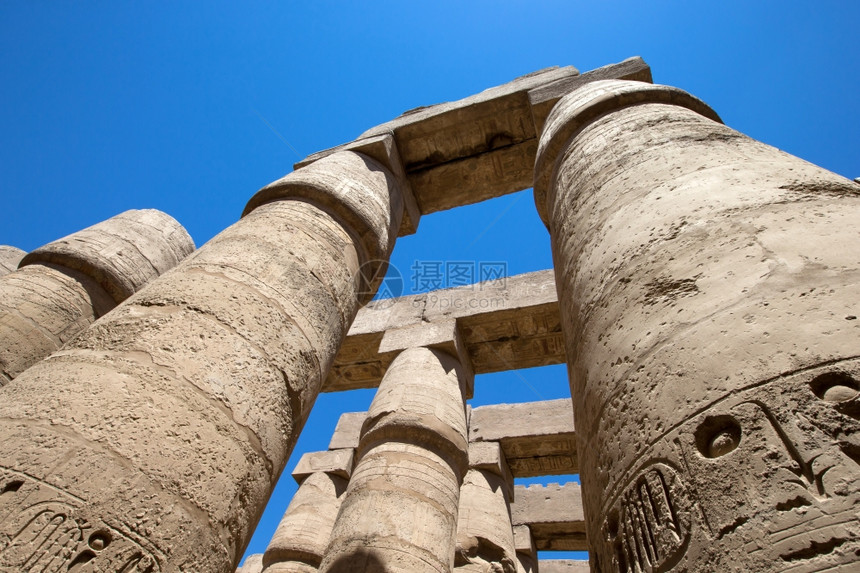 在埃及卡纳克省象形文字覆盖的圆柱上缝合xAxA图片