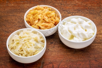 酸盐基姆奇和奶流行的先生发酵食品三个陶瓷碗制生木材图片