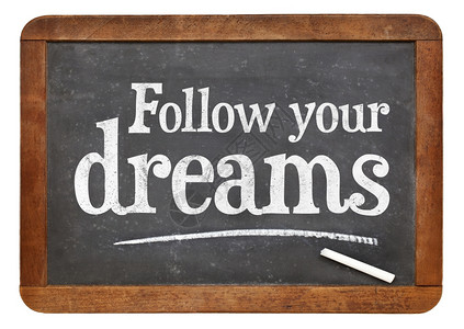 跟随你的梦想动机词白色粉笔文字在老旧的黑板上图片