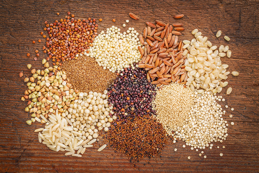 在生锈木材上黄麦阿马拉棕米小高梁茶叶红黑白和奎诺亚免费谷类黄麦马兰特白quinoa图片