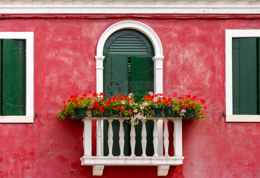 在威尼斯岛房屋上装有百叶窗阳台的图片图片