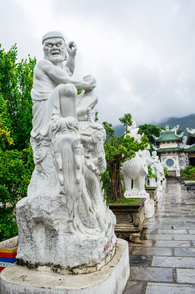 在越南大的LinhUngPagoda的Buddha慈悲女神QuanAm雕像图片