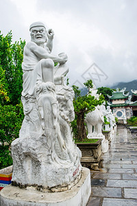 在越南大的LinhUngPagoda的Buddha慈悲女神QuanAm雕像背景图片