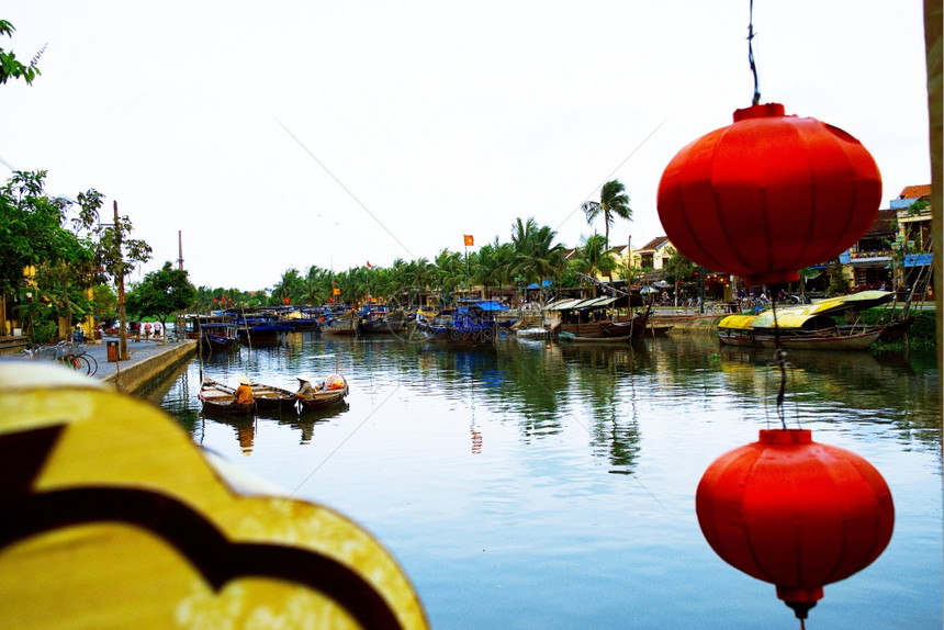 越南广贺安霍艾河上的餐馆船图片