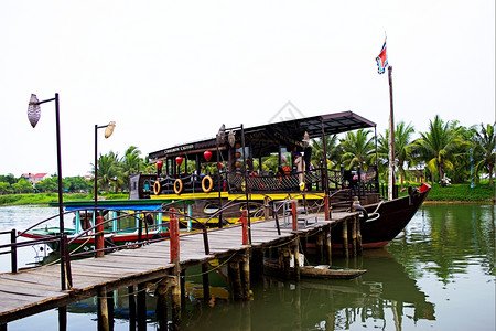越南广贺安霍艾河上的餐馆船图片