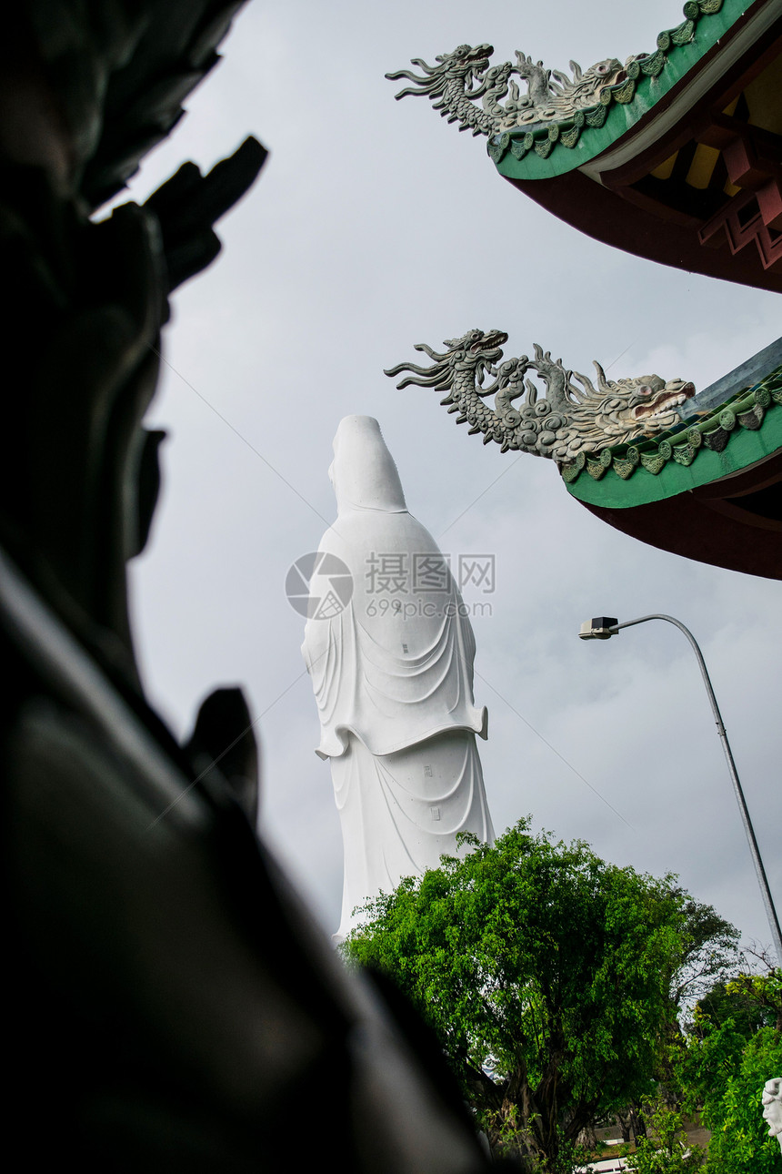 在越南大的LinhUngPagoda的Buddha慈悲女神QuanAm雕像图片