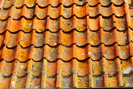 古老的红色粘土屋顶瓷砖背景图片