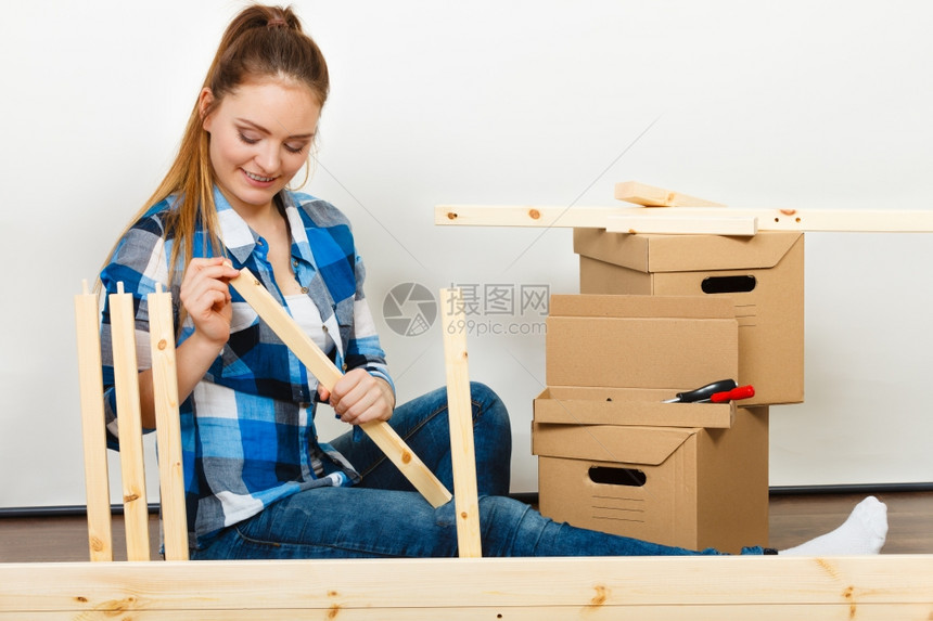女人在家里组装家具图片