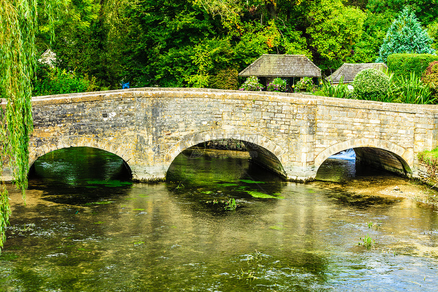 英国Bibury村Coln河上的老石桥自然景观图片