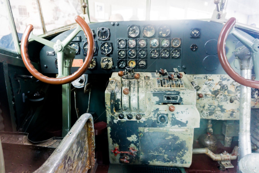 旧飞机驾驶舱内图片