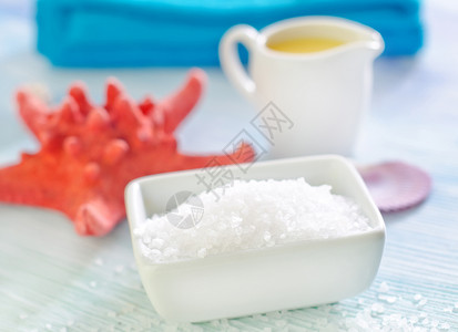 青瓷碗海盐和贝壳背景