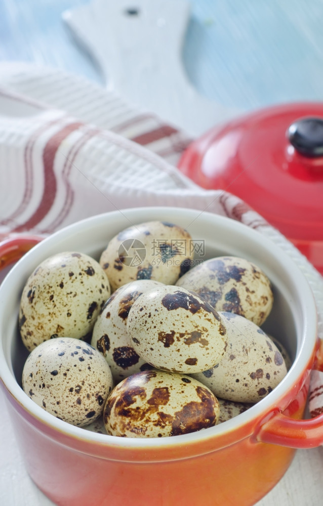 红色陶瓷锅里的鹌鹑蛋图片