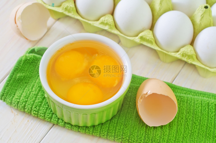 绿色碗里的生蛋图片