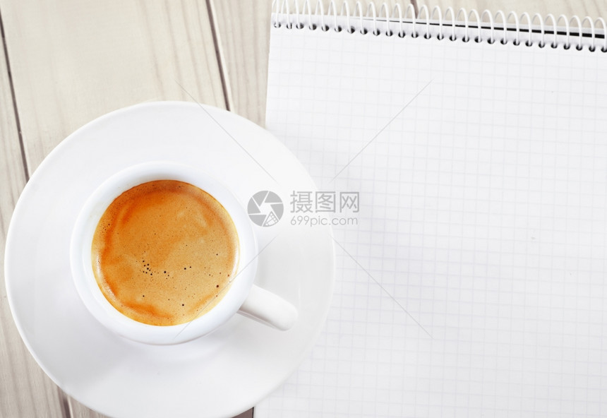 咖啡在白杯和纸条中的咖啡图片