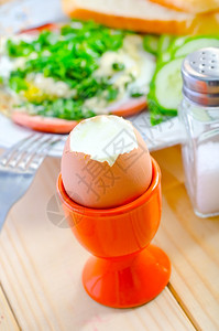 橘色杯子里煮熟的鸡蛋图片