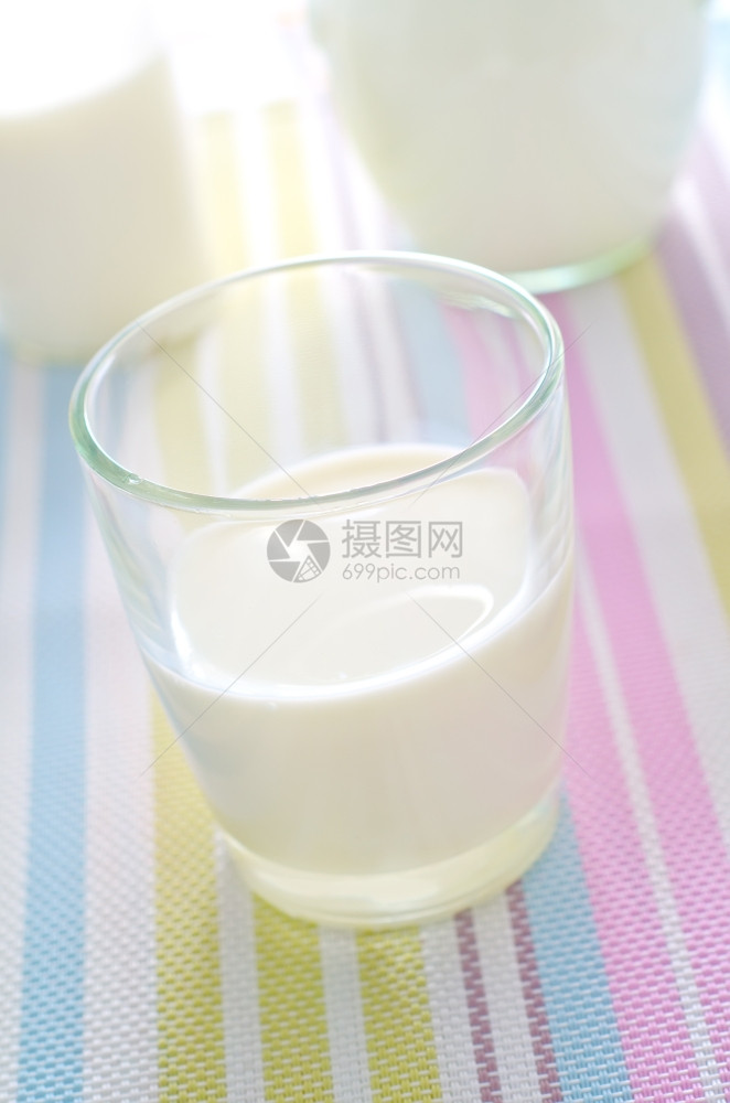玻璃中的新鲜牛奶图片